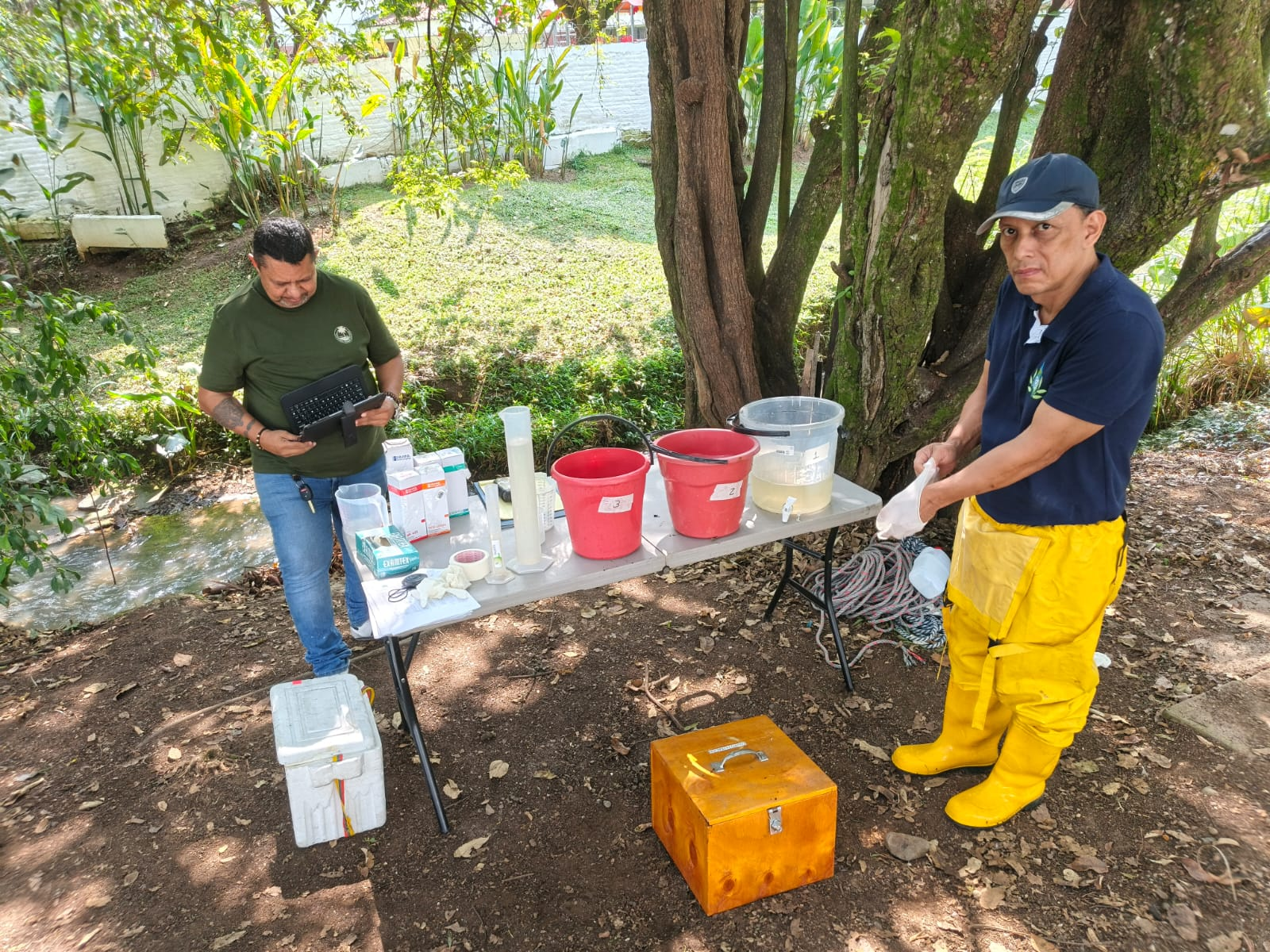 Alistamiento de equipos y reactivos para análisis de agua en sitio